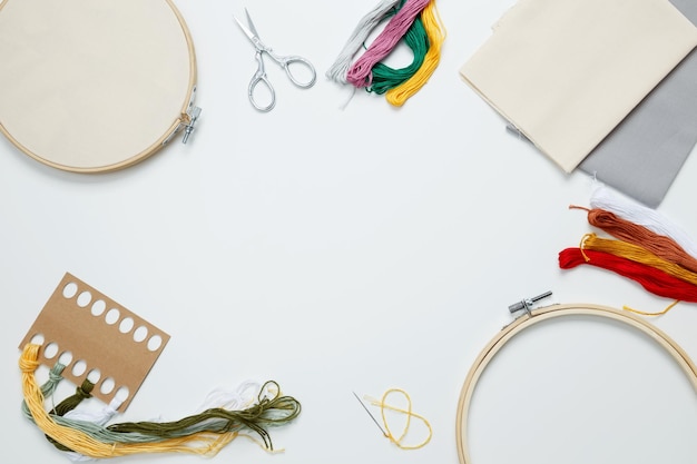 mesa de trabajo con hilo